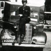 Kenteken: A 22602; Chauffeur Piet Bakker, foto: archief W. Mollema