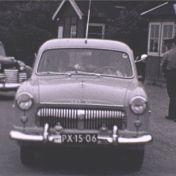 Kenteken: A 841; Ford Consul met nieuw kenteken bij de grensovergang, 1954, foto: still uit de film "5 snipperdagen" coll. GrA (2209-AV18819)