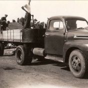 Kenteken: A 10020; Ford bij fa. Smit, vooraan op de laadbak J. J. Lalkens, foto: P. Lalkens