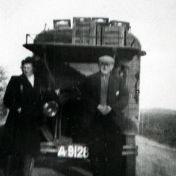Kenteken: A 9128; Vader en dochter Rop uit Kantens voor de Ford A vrachtwagen, foto: archief W. Mollema