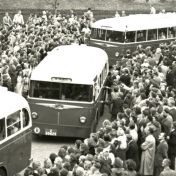 Kenteken: A 30625; Ford Transit bus bij de opening van de busdienst naar de Hoogte, 31-07-1950, foto: uitsnede 2248-1080; Fotograaf: Fotobedrijf Piet Boonstra