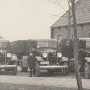 Kenteken: A 6927; De Ford vrachtwagens met v.l.n.r. Johannes 'Dorus' Plantinga, Mient Plantinga en Pieter Plantinga, Miedweg 7, Stroobos, ca. 1933, uitsnede foto archief PAX