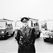 Kenteken: A 21194; Chevrolet met nieuw kenteken NJ--01-07, commandant H. Bolhuis 23 jaar in dienst van de brandweer van Oude Pekela, 04-05-1976, foto: W. Schuitema