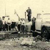 Kenteken: A 15154; Ford,  Laden van aardappelpulp bij Aardappelmeelfabriek De Woudbloem, jaren '50, foto: J. Wagenaar