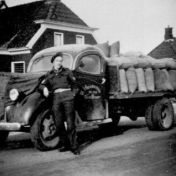 Kenteken: A 25662; Ford, foto: collectie <a href='http://www.transportnostalgie.punt.nl/' target='_blank'>transportnostalgie.punt.nl</a>