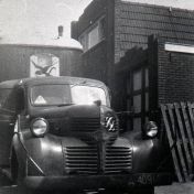 Kenteken: A 40914; Dodge vrachtwagen van Salomons, autodienst "de Zwaluw", foto: archief W. Mollema