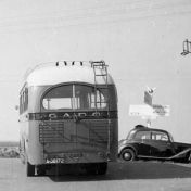 Kenteken: A 38172; Aanrijding op kruising Woldweg en de Burgemeester van Roijenstraat West, Hoogezand-Sappemeer, 10-09-1952, foto: <a href='https://historischarchief.midden-groningen.nl' target='_blank'>Historisch Archief Midden-Groningen</a>