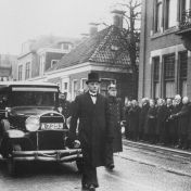 Kenteken: A 7353; Hudson, Haren, Rijksstraatweg, 1935 (818-6677)