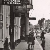 Kenteken: A 40452; Volkswagen, Veendam, Kerkstraat ca. 1953, foto: uitsnede 1986-18281.jpg