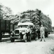 Kenteken: A 6050; Fordson,  Treinstation Baflo 1947, v.l.n.r. P. Kluin, J. Danhof en M. G. Bruins, foto: R. Heersema