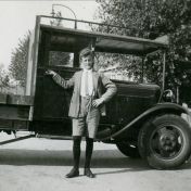 Kenteken: A 18982; Kornelis Horst naast de eerste vrachtwagen van zijn broer Gerrit, foto: H. Horst