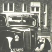 Kenteken: A 27499; Ford V8, foto: Still uit GAVA-film AV9432