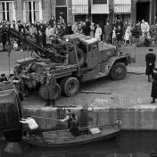 Kenteken: A 31988; DKW wordt uit het Schuitenndiep getakeld door "Ome Loeks", 18-04-1951, foto: uitsnede 2248-01801.jpg