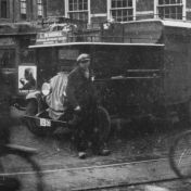 Kenteken: A 11018; Groningen, Grote Markt, de vrachtwagens van bodes Lemstra en Benninga, ca. 1930 (1785-24385)