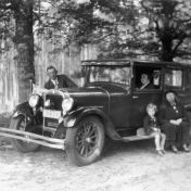 Kenteken: A 2357; Jan Bennema achter de Essex, in de auto F.A. Bennema-Smedema, op de treeplank (dochter) Bouke Bennema en (oma) H. Smedema-Friezema, foto: E. J. Bennema