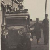 Kenteken: A 9812; Siebrand Helmantel en Sjoerd Mellema bij de Renault waarin Sjoerd leerde autorijden, 1937, foto: W. Mellema