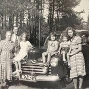 Kenteken: A 782; Ford, links vooraan Anton Hermann Hoyer en zijn vrouw, 04-09-1949, foto: archief familie Hoyer 