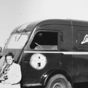 Kenteken: A 2471; Renault met op de bumper Jan Luit, zoon van Jakob, en Geertje de Haan, 1948, foto: E. J. Luit