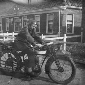 Kenteken: A 18025; Westerwijtwerd, Dorpsweg ca. 1930, (2856_0030); Fotograaf: Jan Veenstra 