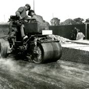 Kenteken: A 21441; Barford, aanbrengen Asfaltbeton Oostersluis 1935, Foto uit fotoalbum Provinciale Waterstaat (2544-3228)