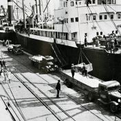 Kenteken: A 17094; Delfzijl, het lossen van massagoederen ca. 1934, foto uit "Verslag van den toestand der Prov. Groningen 1934"