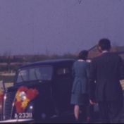 Kenteken: A 23311; Fiat 1100 bij de bollenvelden, ca. 1948,  foto: still uit "Huis- tuin- en keukenfilm", 1946-1948, coll. GrA (2209-AV20265)