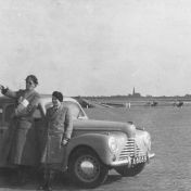 Kenteken: A 8089; Skoda 1101 met C.L. van der Veen-Huisman en Chr. O. van der Veen, op de veerdam bij Holwerd, foto: C. van der Veen