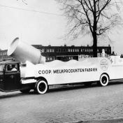 Kenteken: A 2596; Diamond T, wagen van de Coöp. melkfabriek Bedum tijdens de zuivelweek 1936 (1785-15048)