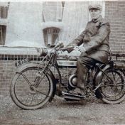Kenteken: A 9918; Wehe-den Hoorn, Dr. G. Redekerstraat, Esso Wichers op de Douglas 1926, foto: archief W. Mollema
