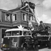 Kenteken: A 25600; DAF, jaren '50, foto: K. Flikkema <a href='https://www.spijk.net/2018/02/oude-fotos-gebr-flikkema/' target='_blank'>Spijknet</a>