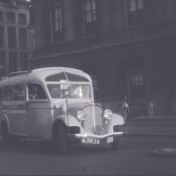 Kenteken: A 5659; Stewart bus, Grote Markt, Groningen, foto: still uit de film "VDJO Journaal Deel I", Luut Bartels, 1934-1936, coll. GrA (2209-AV0894)