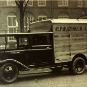 Kenteken: A 11018; De Chevrolet vrachtwagen van L. Benninga nog met kenteken A-14463 van Autohandel Ritzema & Co. foto: archief W. Mollema