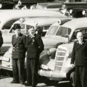 Kenteken: A 47288; Plymouth A-7930, A-8665, Oldsmobile A-47288 en Buick A-17446 uitsnede foto: J H Blaauw