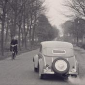 Kenteken: A 36501; DKW, foto: still uit "Handelsfilm Bellingwolde", A.C.F.O., 1954, coll. GrA (2209-4086)