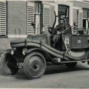 Kenteken: A 15122; Ford T. Middelstum, Oudeschoolsterweg ca. 1940 foto: T. Groenewold