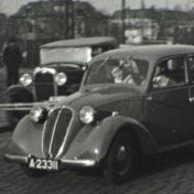 Kenteken: A 23311; Fiat 1100, foto: still uit de film "Familiebeelden", 1948, coll. GrA (2209-AV20266)