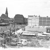 Kenteken: A 48679; Bouw van het hoekpand Ebbingestraat/Grote Markt, 1954 (2248-4469); Fotograaf: Fotobedrijf Piet Boonstra