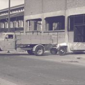 Kenteken: A 30765; Ford A met speciale afgesloten aanhangwagen voor slachtafval, foto: still uit de film "De Groningsche reinigingsdienst voorheen en thans", C.R. Tiddens, 1936-1949 coll. GrA (2209-AV0061)