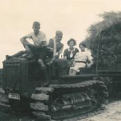 Kenteken: A 932; Caterpillar, Juus Feddema, Wim Jaegers, Mine en Lucia Feddema. Kloosterburen, foto: I. Fellinger-Feddema