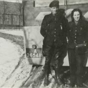 Kenteken: A 36548; Dodge met noodcarrosserie, Chauffeur Eppie Blauw en Conductrice Ietje Blauw, foto: J. Harmsen