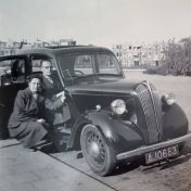 Kenteken: A 10683; Austin Standard Eight met Sjoerd en Annie Meihuizen, Den Haag, 1948. foto: A. de Haan