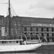 Kenteken: A 47196; Groningen, Oosterkade 13, Houthandel "Henderico", foto: uitsnede 2248-2779.jpg; Fotograaf: Fotobedrijf Piet Boonstra