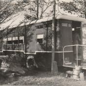 Kenteken: A 36445; De salonwagen waarin het gezin van Mient Plantinga woonde bij hun wegenbouwprojecten, foto: archief PAX