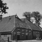 Kenteken: A 8678; Spijk: Achterzijde van de boerderij van Joh. J. van Veen (818-22127)