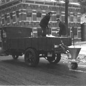 Kenteken: A 6609; Rademarkt, hoek Herebinnensingel, foto: archief Gemeentereiniging (1475)