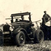 Kenteken: A 28165; Tot landbouwvoertuig omgebouwde Buick, uitsnede foto S. Doff