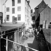 Kenteken: A 3219; De binnenplaats van Brugstraat 26, Groningen, met links de likeurstokerij/distilleerderij en pakhuis, 1943, foto: Conam