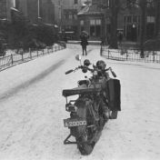 Kenteken: A 20000; Harley Davidson, Martinikerkhof, Januari 1935, foto: Gemeentepolitie (2437_2580)