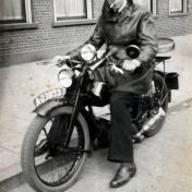 Kenteken: A 23853; Jaap Wagenaar op de motor, zeer waarschijnlijk aan de Rabenhauptstraat, Groningen, foto: J. Wagenaar