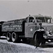 Kenteken: A 13457; Mack volgeladen met dakpannen, foto: <a href='https://www.facebook.com/photo/?fbid=8542609852475006&set=gm.8709943642406274&idorvanity=744817085585676' target='_blank'>facebook</a> 